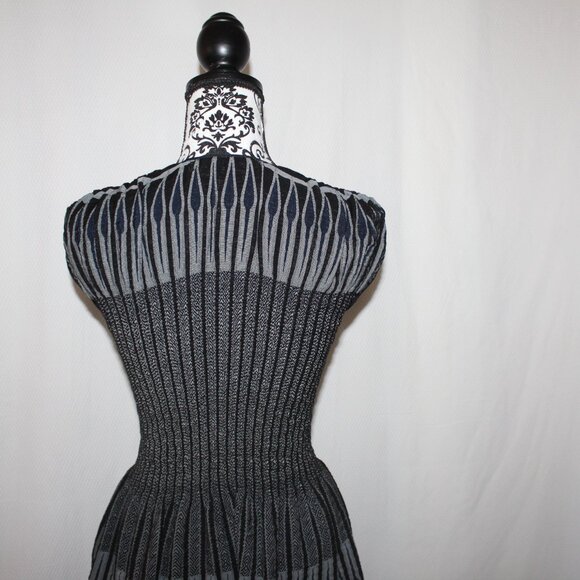 SALE Max Studio Black / Silver Geometric Design V-neck Smocked Dress S SMALL EUC - Picture 10 of 16